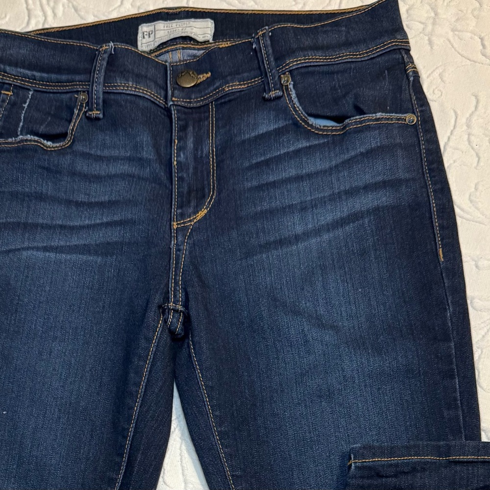 Free People Dark wash skinny jeans. Style 8162.